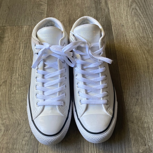 Chuck Taylor all white unisex shoes size Men’s 8.5